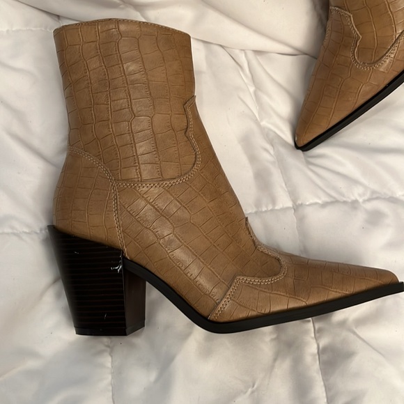 Nasty Gal Shoes - Tan Croc-Embossed Ankle Boots 🥾 nasty gal